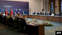 Украин-орус делегацияларынан ортосунда түркиялык ортомчулар отурат, Стамбул, 23-июль, 2025-жыл.