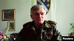 General bosanske vojske Jovan Divjak govori u intervjuu za Rojters u svojoj kancelariji u Sarajevu u septembru 1995, 01. septembar 1995.