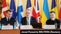 Слева направо: президент Франции Эмманюэль Макрон, премьер-министр Великобритании Кир Стармер и президент Украины Владимир Зеленский принимают участие в саммите лидеров ЕС по европейской безопасности и Украине, Лондон, 2 марта 2025 года