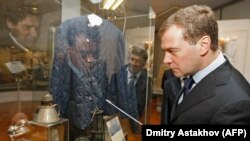 Dmitrij Medvegyev orosz elnök a munkatáborok világát bemutató kiállításon, a magadani múzeumban 2008. szeptember 24-én