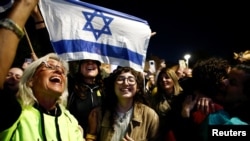 Люди в Израиле реагируют, наблюдая за новостями об освобождении Роми Гонен, Дорона Стейнбрехера и Эмили Дамари, трех женщин-заложниц