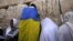 ISRAEL – Evreu ultraortodox înfășurat cu un steag ucrainean la Zidul Plângerii în Ierusalim.