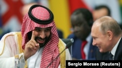 Спілкування наслідного принца Саудівської Аравії Мохаммеда бін Салмана (л) і президента Росії Володимира Путіна на саміті в Аргентині, 30 листопада 2018 року