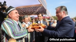 Эмомали Рахмон в Согдийской области. Фото из архива