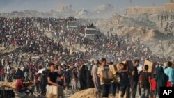 Palestinezët e uritur i vërsulen kamionëve të rrallë me ndihma në Gazë