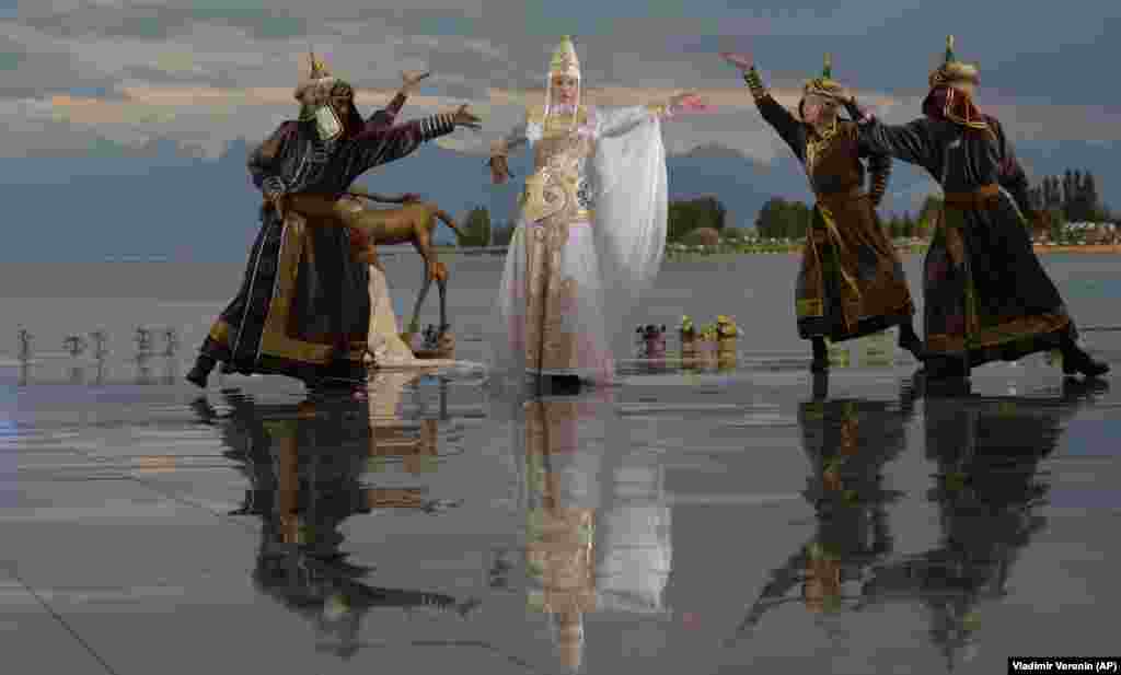 Модели демонстрируют коллекцию российского дизайнера Кима Донгак во время Всемирного фестиваля моды кочевников Иссык-Куль 2021 в Чолпон-Ате, курортном городе на северном берегу озера Иссык-Куль, в 200 км к востоку от Бишкека