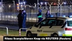 Поліцейські біля аеропорту Копенгагена після того, як рух там закрили через повідомлення про дрони, Данія, 22 вересня 2025 року