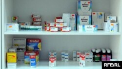 Зачастую врачи выписывают пациентам в два раза больше медикаментов, чем это необходимо. Кроме того, серьезной проблемой остается высокая стоимость многих лекарств