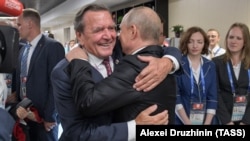 Președintele Rusiei, Vladimir Putin, și fostul cancelar german Gerhard Schroeder, Moscova, 14 iunie 2018
