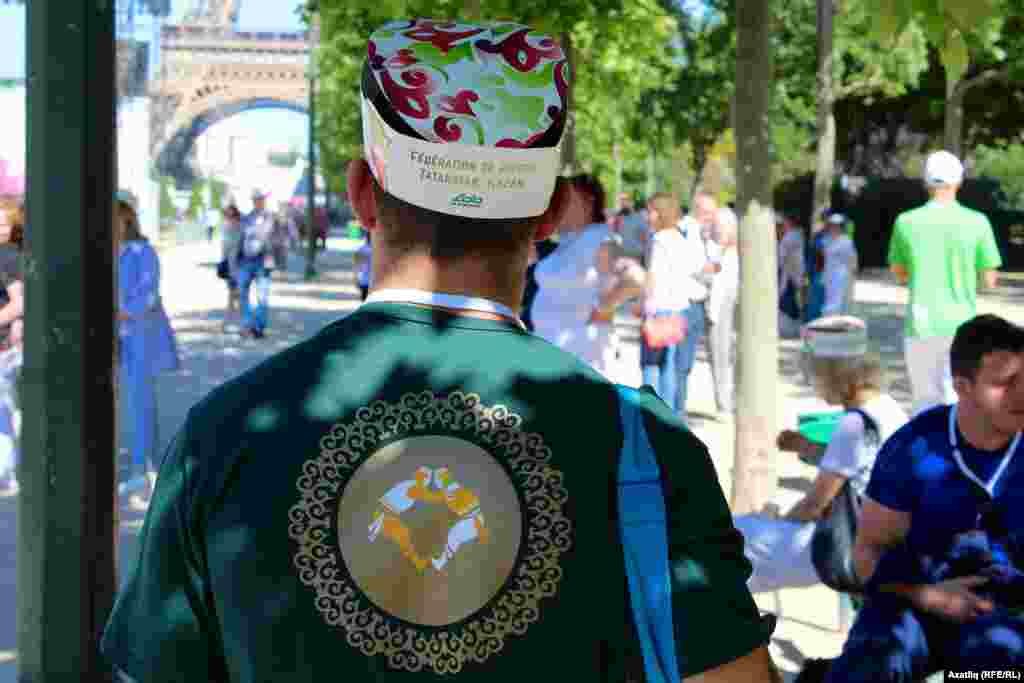 В сельской местности в день празднования Сабантуя принимают гостей - родственников и друзей. К приему гостей принято готовиться заранее - убрать в доме, побелить, приготовить угощения.