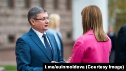 Roberta Metsola, întâmpinată în fața parlamentului de la Chișinău de președintele parlamentului moldovean, Igor Grosu