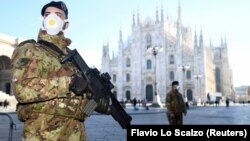 Військові в захисних масках на площі біля собору Дуомо – візитівки Мілану, який зачинений через коронавірус