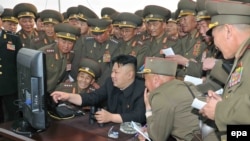 Түндүк Кореянын лидери Ким Чен Ын аскерлердин курчоосунда. 