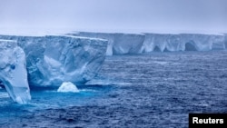 ابرکوه یخ A23a اکنون کمتر از نصف اندازهٔ اولیهٔ خود است، اما هنوز ۱۷۷۰ کیلومتر مربع طول و در عریض‌ترین نقطهٔ خود، ۶۰ کیلومتر وسعت دارد