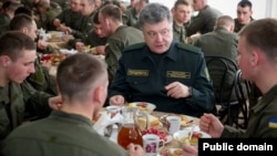 Президент України Петро Порошенко під час візиту до Національної академії Національної гвардії України. Харків, березень 2015 року