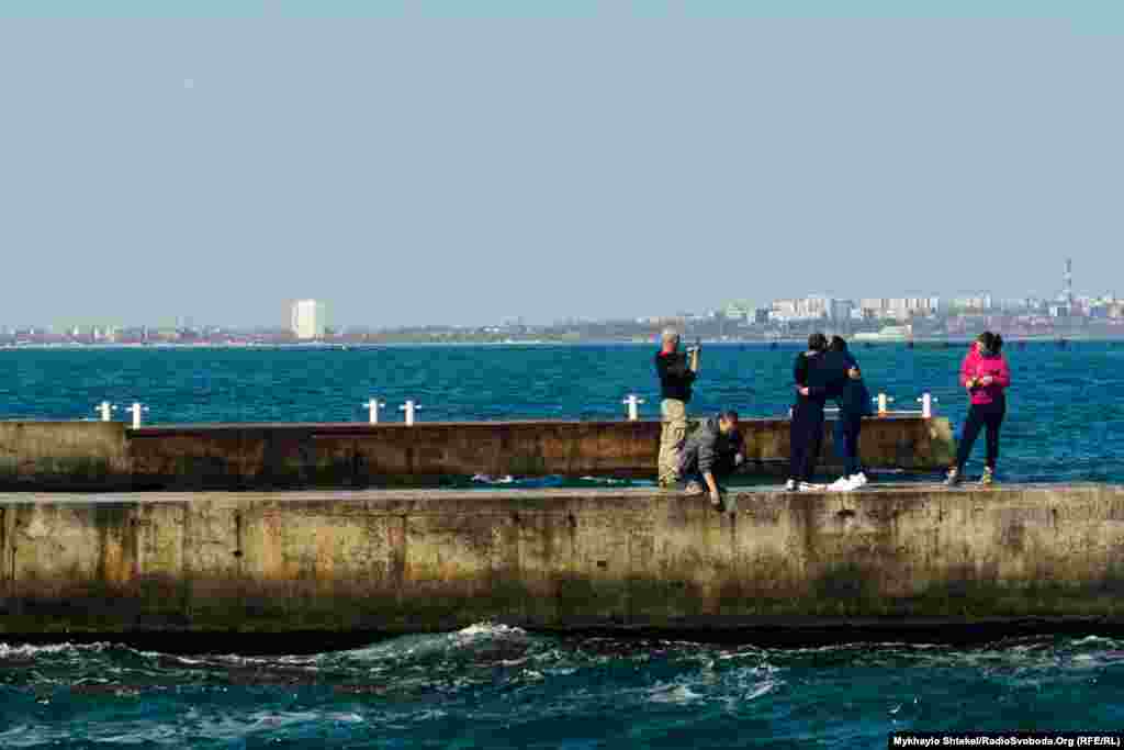 Тільки декілька людей на пляжі наважуються порушувати заборону. Одеса, 6 квітня 2020 року