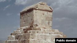 آرامگاه کوروش در دهه ۱۳۸۰ شاهد عملیات‌های طولانی مرمت بود.