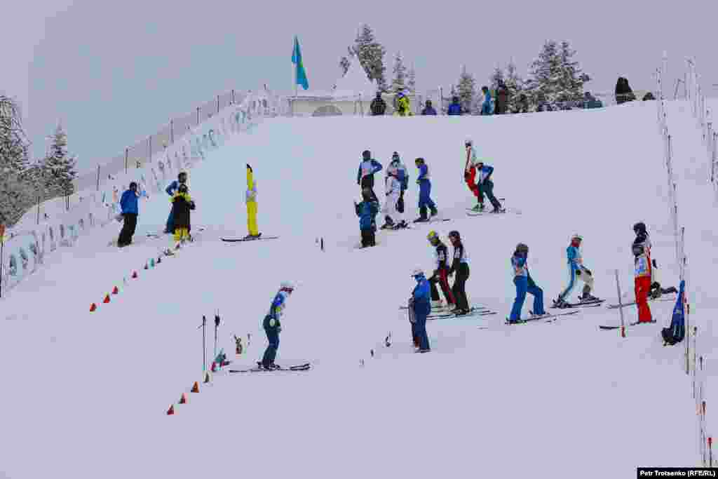 Лыжники готовятся к прыжкам.