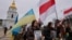 Люди вшановували пам&#39;ять загиблих за Україну білорусів, тримаючи в руках їхні портрети, прапори України та біло-червоно-білі стяги (історичний прапор Білорусі)