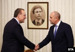 Председателят на парламентарната група на ДПС-Доган Джевдет Чакъров и президентът Румен Радев, 12 декември 2024 г.