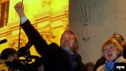 Александр Милинкевич выступает на митинге после закрытия избирательных участков