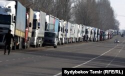 Кыргыз-казак чек арасында жүк ташуучу унаалардын узун кезеги байма-бай болуп турат.