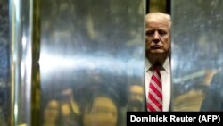 Președintele Donald Trump în lift la Trump Tower, New York City