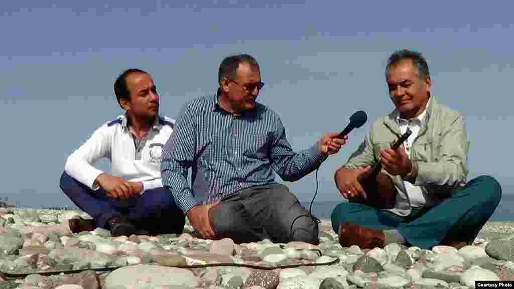 Журналисты снимают передачу на берегу Средиземного моря в Турции про только, что приехавшего после сноса дома в Туркменистане Акмухаммета&nbsp;Байханова