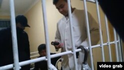 Фельдшер, обвиненный в применении электрошокера к пьяному пациенту. Скриншот с видеозаписи.  