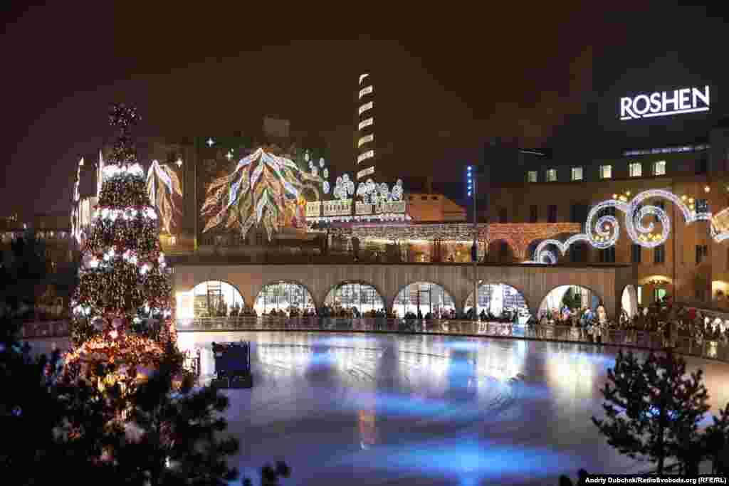 Ковзанка від ROSHEN, за площею&nbsp;2 тисячі квадратних метрів, зі святковою ялинкою посередині вже відкрита для відвідувачів із 30 листопада &nbsp;