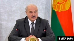 «Якщо хтось перекинувся в інший табір, нам теж треба з ними розбиратися», – додав Лукашенко