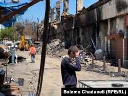 დამწვარი ბაზრობის ტერიტორიაზე ტექნიკა მუშაობს.