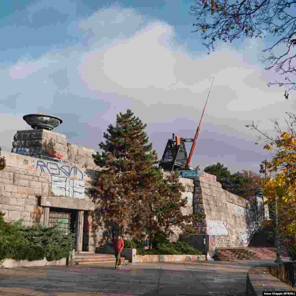 Пам&#39;ятник Сталіну, сфотографований влітку 1960 року. Гранітно-бетонний велетень стояв тут з 1955-го до 1962 року, доки його не зруйнували під час &laquo;десталінізації&raquo; в Радянському Союзі