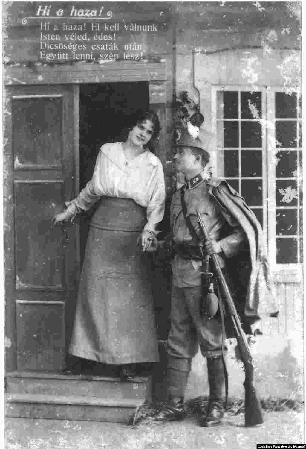 O carte poștală a unui soldat maghiar care-și lua rămas bun de la iubita sa din Transilvania în 1917. Textul spune: &bdquo;Patria sună. Trebuie să ne despărțim acum. Dumnezeu să fie cu tine dragul meu. Vom fi din nou împreună după marele război!&rdquo; Pe lângă puterea imaginilor istorice ca aceasta, Szocs spune că este fascinat de poveștile personale pe care le dezvălui unele dintre fotografii.