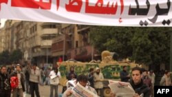 Демонстранты читают газеты с требованиями об отставке президента Хосни Мубарака. Площадь "Тахрир", Каир, Египет. 5 февраля 2011 г. AFP. 