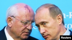 Președintele Vladimir Putin și fostul președinte al Uniunii Sovietice, Mihail Gorbaciov, în timpul unei conferințe de presă în Schleswig, 21decembrie 2004.