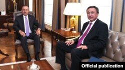 Түркиядагы элчиси Кубанычбек Өмүралиев Түркиянын тышкы иштер министри Мевлүт Чавушоглу. 