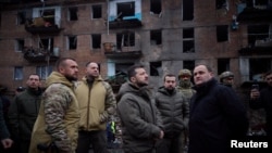 Volodimir Zelenski la Vîșhorod, unde o zonă rezidențială a fost distrusă de bombardamentele rusești. 25 noiembrie 2022