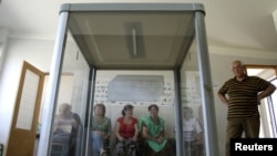 Низкая явка в первом туре привела многих экспертов к выводу, что избиратели в большинстве бойкотировали выборы, разочаровавшись в нынешней власти. Однако отдавать голоса «Нацдвижению» готовы только самые верные сторонники оппозиционной партии