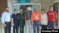 Арген Жумабаев и Айсулуу Алыбаева с турецкими врачами.