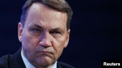 Радослав Сікорський висловив сподівання, що Польща завдяки близькості, історичним зв’язкам і великій українській діаспорі буде «тією країною, яка справді працюватиме безпосередньо на місці»