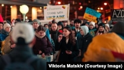Вікторія під час мітингу на підтримку України
