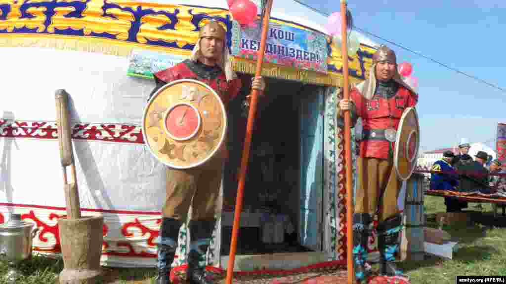 Молодые люди у входа в юрту одеты в костюмы батыров.&nbsp;