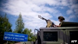 Militar bulgar la granița bulgaro-macedoneană din apropiere de localitatea Gyueșevo.