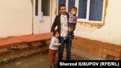 Машрапов балдары менен.