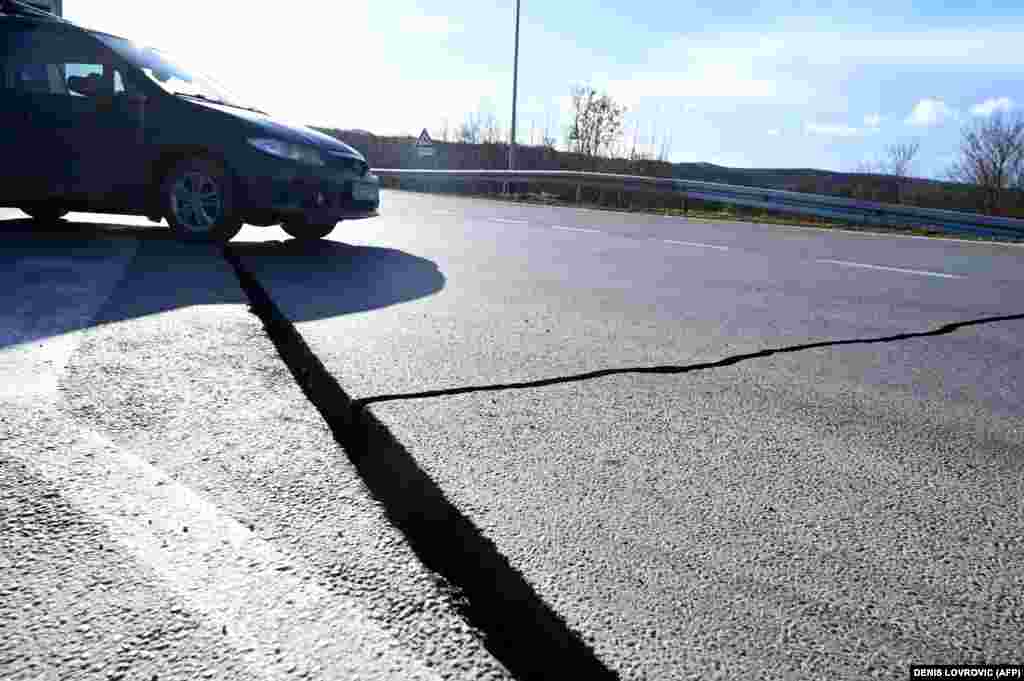 Pukotine na cesti u Petrinji nakon zemljotresa