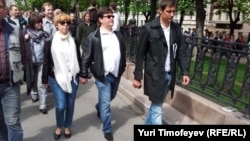 Дмитрий Гудков и телеведущая Марианна Максимовская во время "Контрольной прогулки" 