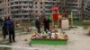 Квіти й іграшки на дитячому майданчику, біля якого влучила російська ракета. Серед загиблих – дев’ять дітей, Кривий Ріг, 5 квітня 2025 року