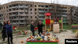 Кривой Рогта тұрғын ауданға түскен зымырандар кесірінен балалар мен ересектер опат болды. Тұрғындар балалар алаңқайына келіп гүл қойып жатыр. Кривой Рог, Украина. 5 сәуір, 2025 жыл.