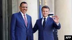 Președintele francez Emmanuel Macron îl primește pe președintele Nigerului, Mohamed Bazoum (stânga), la sosirea pentru o întâlnire la Palatul Elysee în 23 iunie 2023.